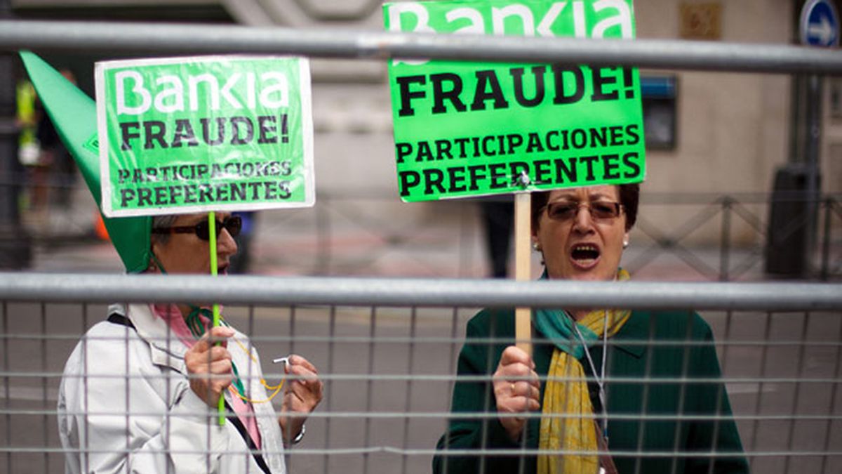 Los afectados por las preferentes de Bankia protestan ante el Congreso