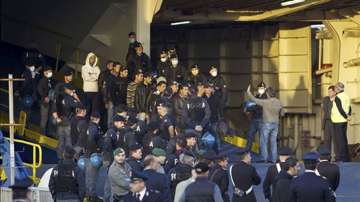 desembarco de refugiados tunecinos en el puerto de Civitavecchia, cerca de Roma (Italia) e 11 de abril de 2011. EFE/Archivo