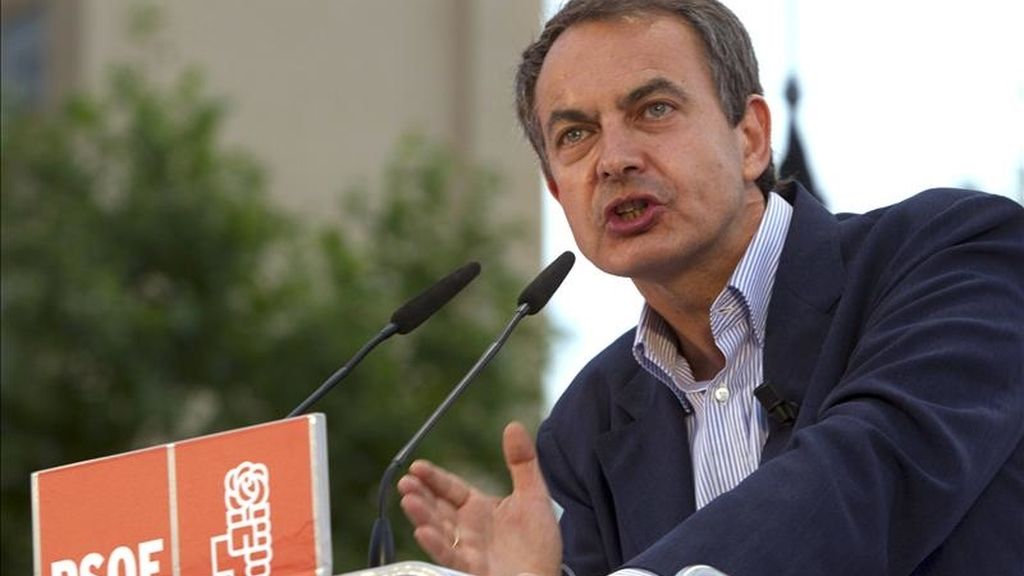 El presidente del Gobierno y líder del PSOE, José Luis Rodríguez Zapatero, durante su intervención en el mitin electoral celebrado en Sevilla. EFE/Archivo