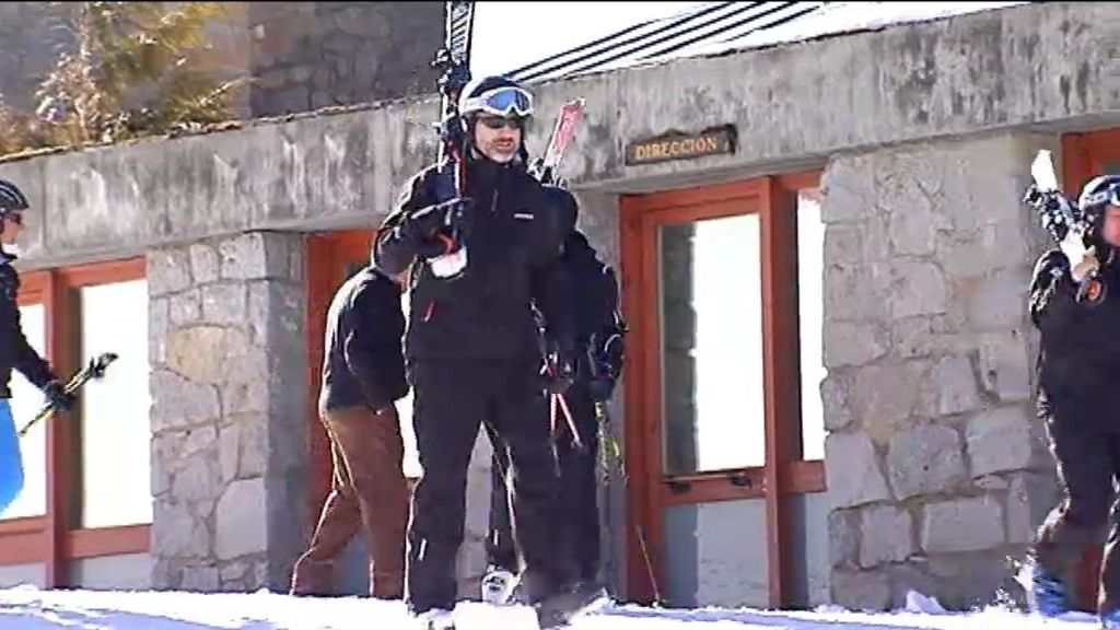 El rey Felipe disfruta de una mañana de esquí en Baqueira