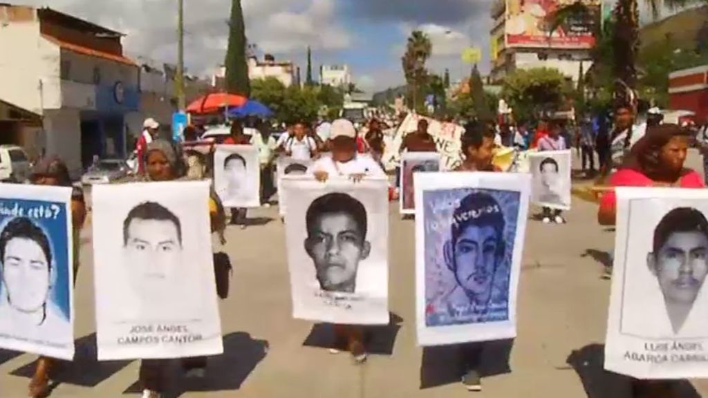 Familiares y amigos de los estudiantes desaparecidos de Iguala exigen respuestas