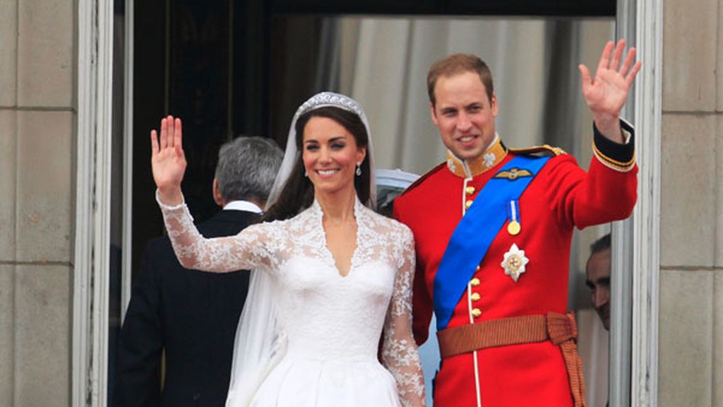 La pareja real saluda desde el balcón de Buckingham Palace
