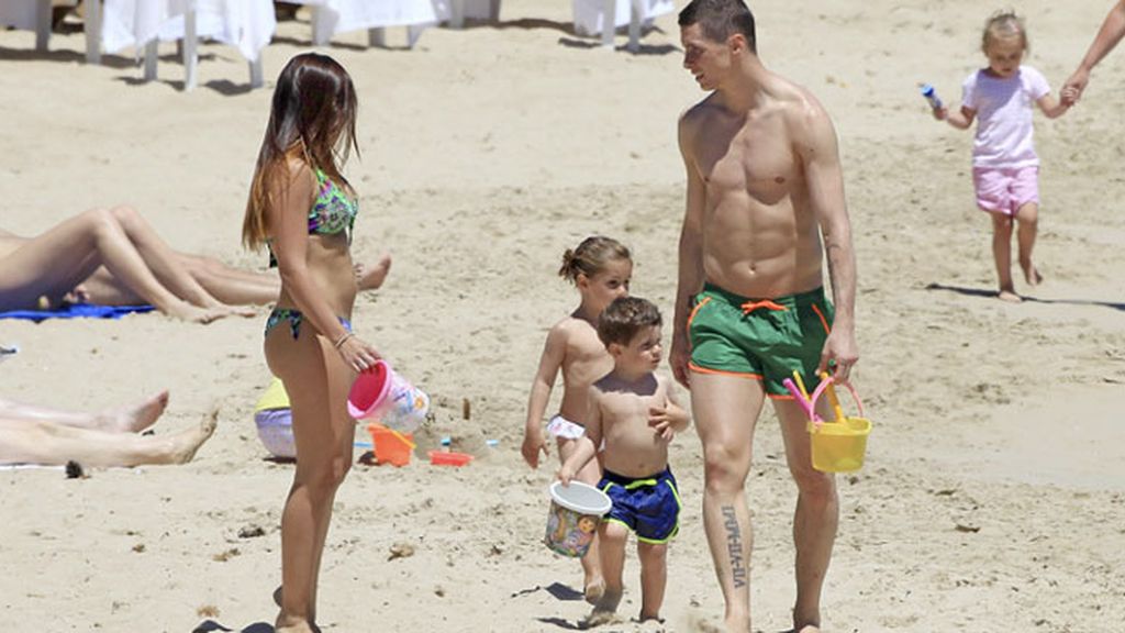 Fernnado Torres con su familia en Ibiza