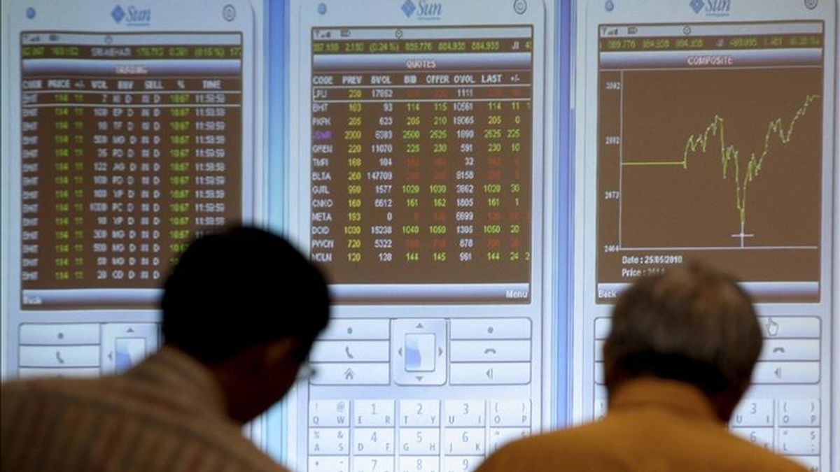 Dos inversores indonesios observan un tablero electrónico con los índices de la Bolsa de Yakarta, Indonesia. EFE/Archivo Dos inversores indonesios observan un tablero electrónico con los índices de la Bolsa de Yakarta, Indonesia. EFE/Archivo