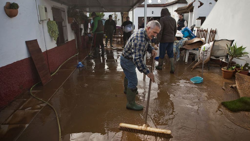 Centenares de personas aisladas por las inundaciones en Cádiz
