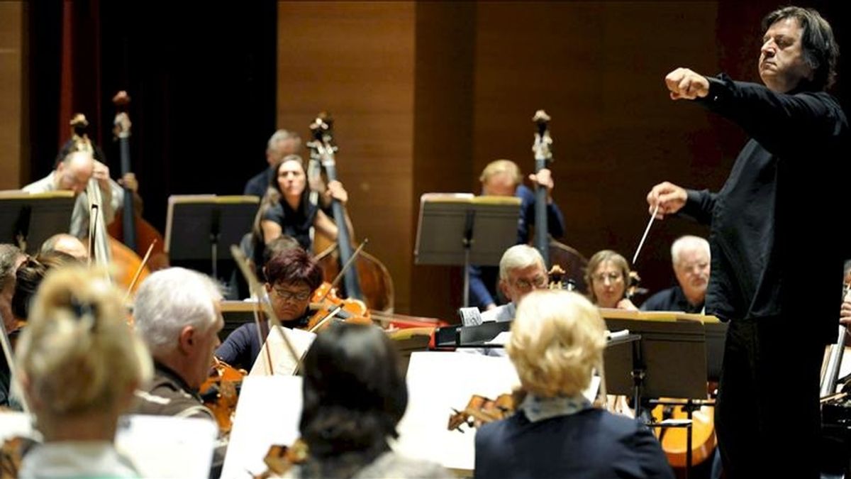 El director Titular de la Orquesta Sinfónica de Bilbao (BOS), Günter Neuhold (d), dirige en el Palacio Euskalduna la orquesta bilbaína. EFE/Archivo