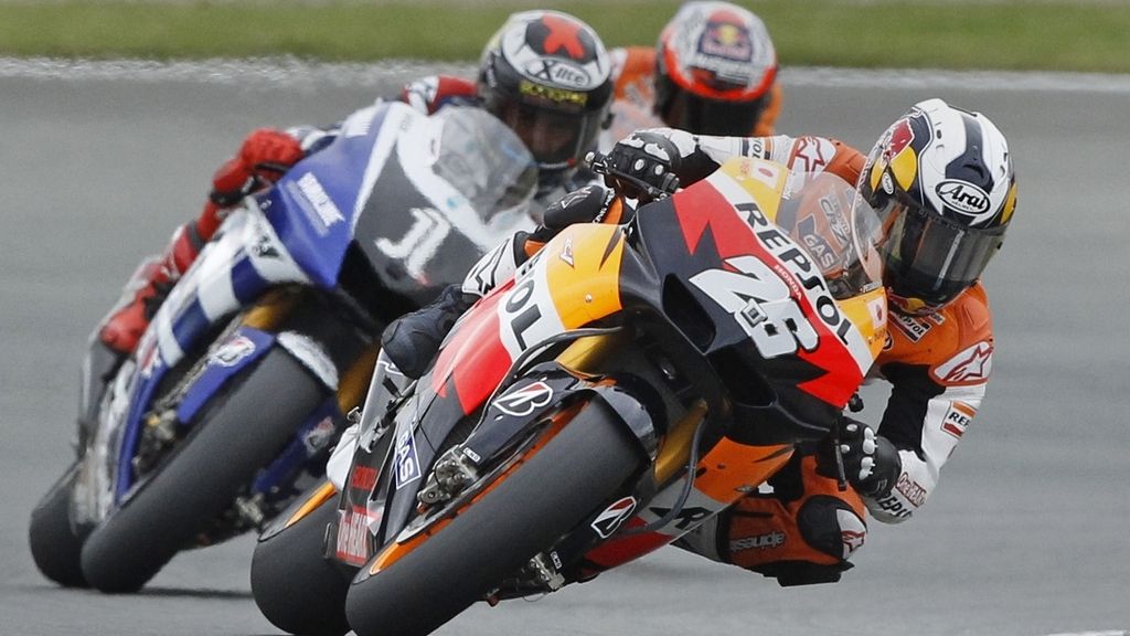Dani Pedrosa rueda por delante de Lorenzo y Stoner