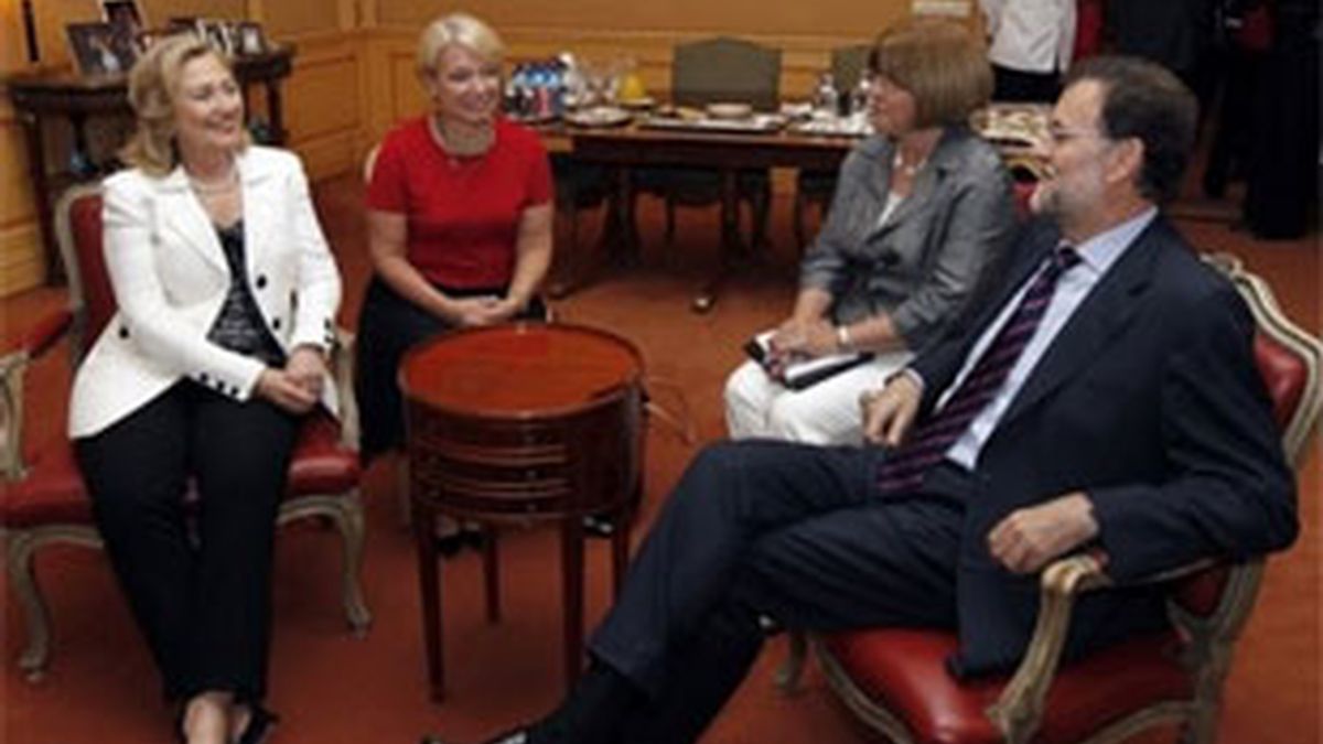 La secretara de Estado, Hillary Cinton, durante su reunión con Mariano Rajoy en la Embajada de EEUU en Madrid. Foto: AP.