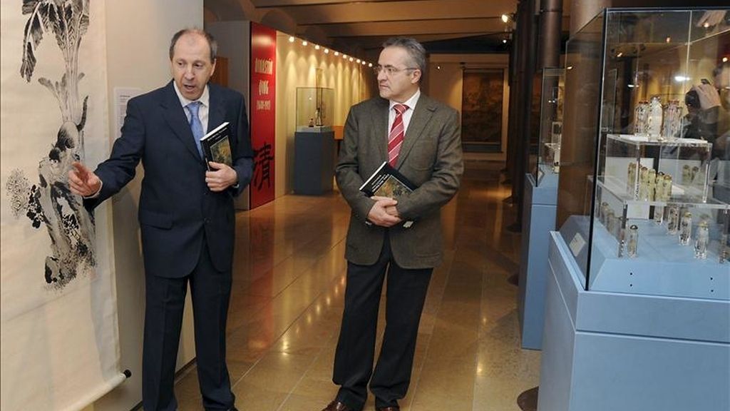 El director del Museo Oriental de Valladolid, Blas Sierra de la Calle (i), y el director de la Obra Social de Caja España Caja Duero, Dionisio Domínguez (d) durante la presentación de la exposición "China. Arte Infalible", hoy en León. EFE