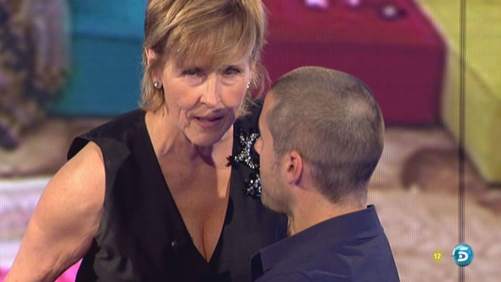 Milá se levanta la falda y enseña el trasero