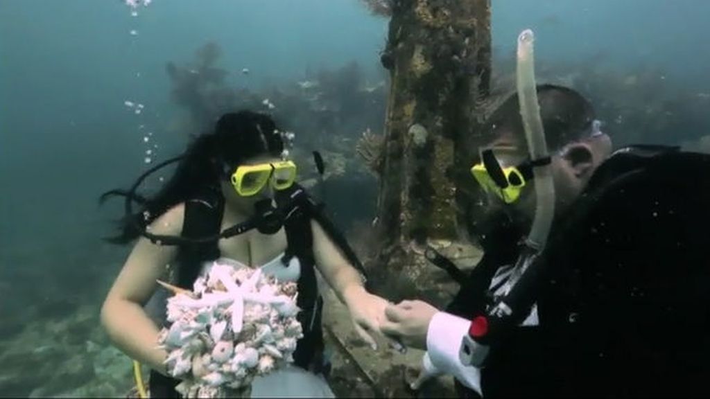 Una pareja estadounidense se casa a 10 metros de profundidad en aguas de Florida