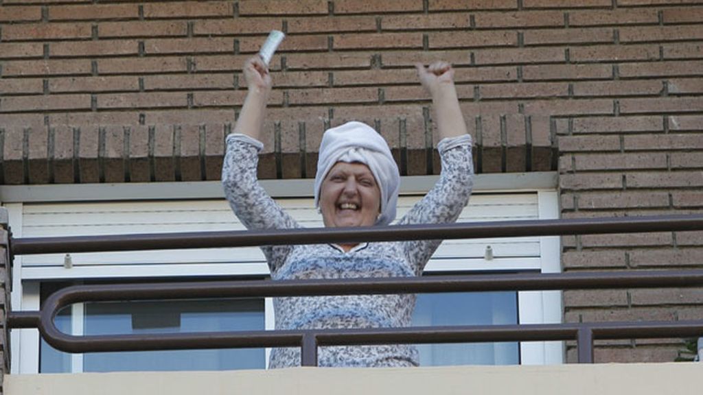 Agraciada con un quinto premio lo celebra en el balcón de su casa