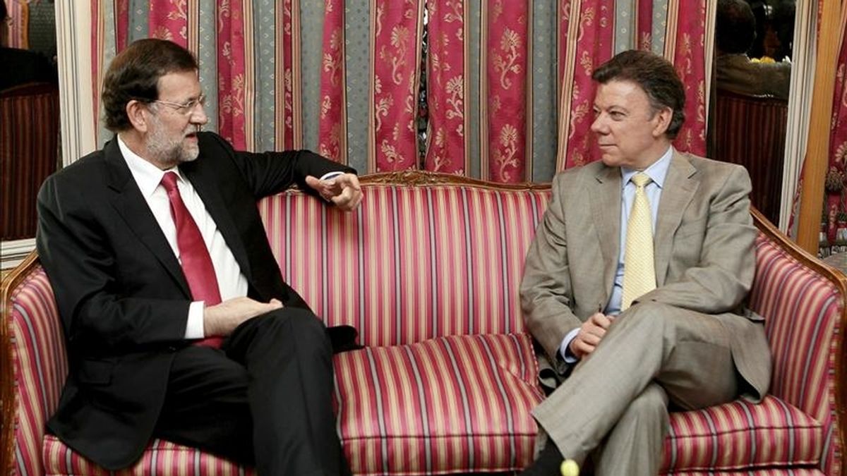 El líder del PP, Mariano Rajoy (i), y el presidente de Colombia, Juan Manuel Santos, con quien se reunió hoy en Madrid dentro de la visita oficial del segundo a España. EFE