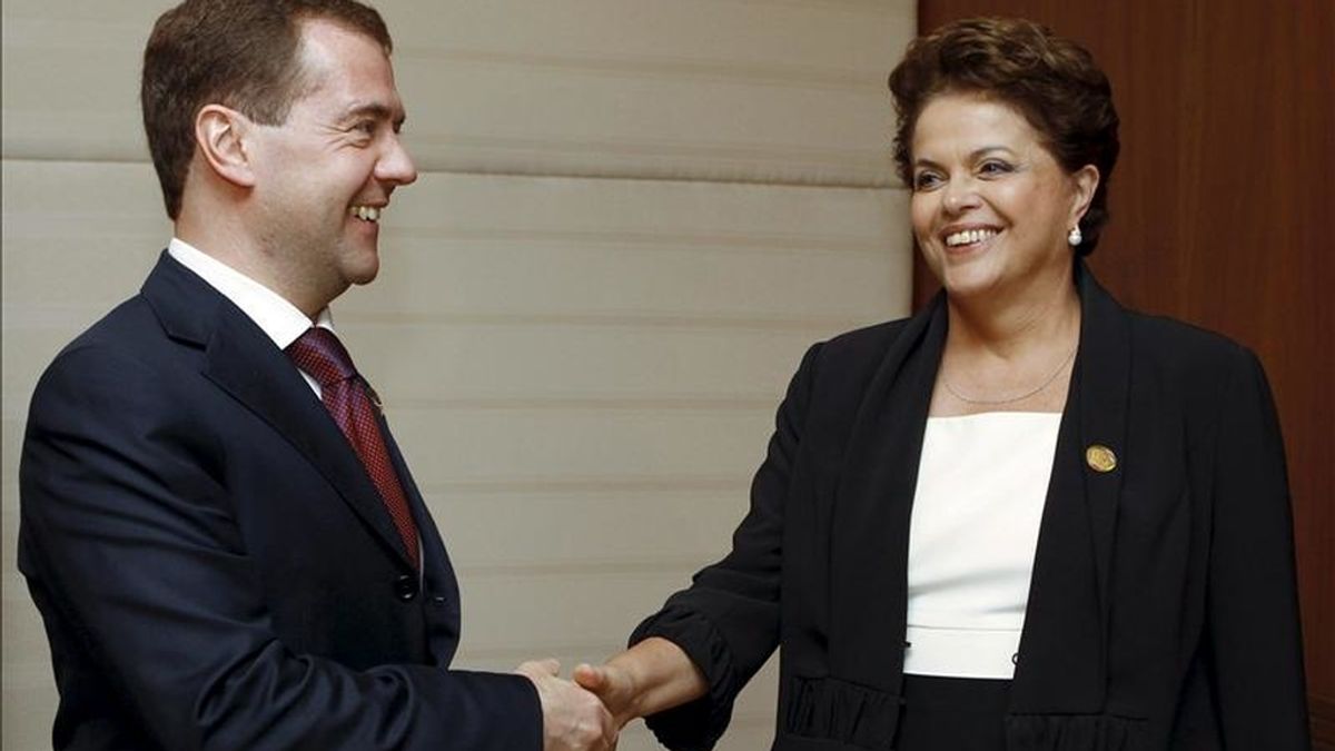 El presidente ruso, Dmitry Medvedev (i), estrecha la mano de la presidenta de Brasil, Dilma Rousseff (d), durante la cumbre del Brics (Brasil, Rusia, India, China y Sudáfrica), celebrada en la isla suroriental de Hainan, China. EFE