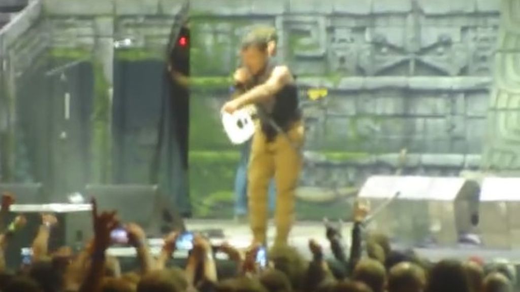 El cantante de Iron Maiden increpa a un fan por tuitear en el móvil en un concierto
