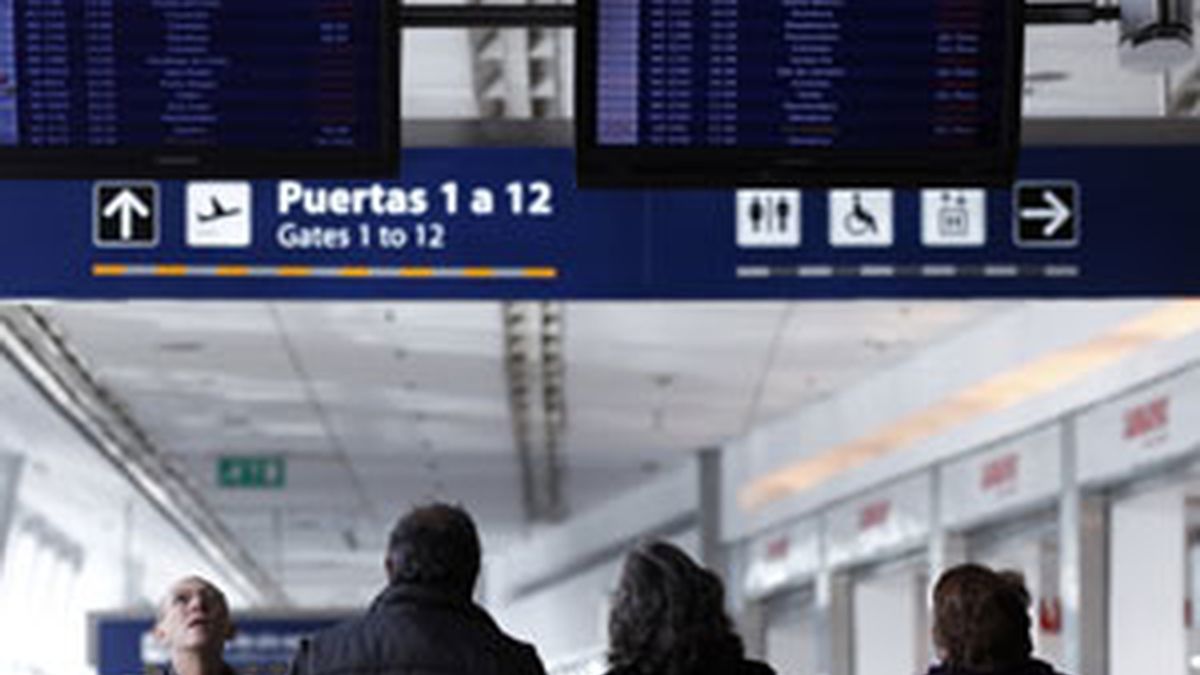 Varios pasajeros consultan las pantallas de información en el aeropuerto de Buenos Aires. Foto: Reuters