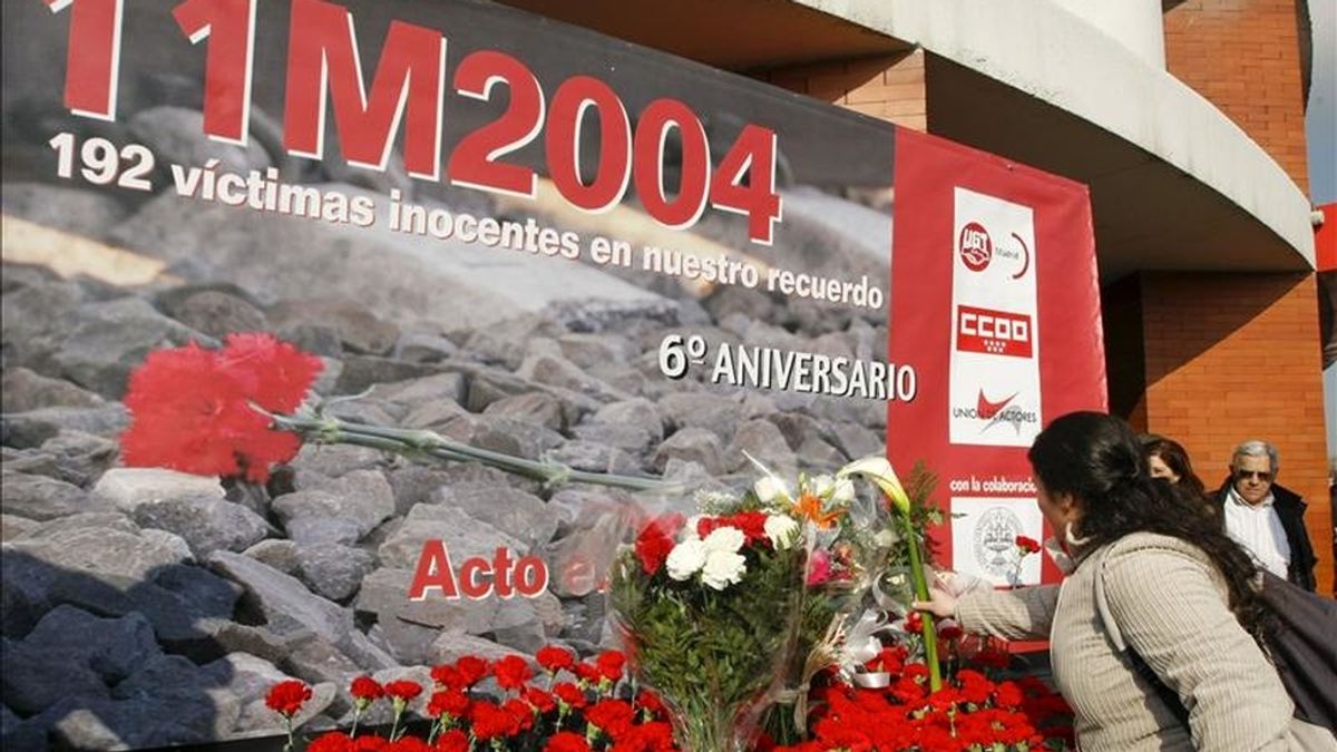 Una mujer deposita un ramo durante una ofrenda foral en la estación de Atocha en recuerdo de las 192 víctimas de los atentados del 11 de marzo de 2004. EFE/Archivo