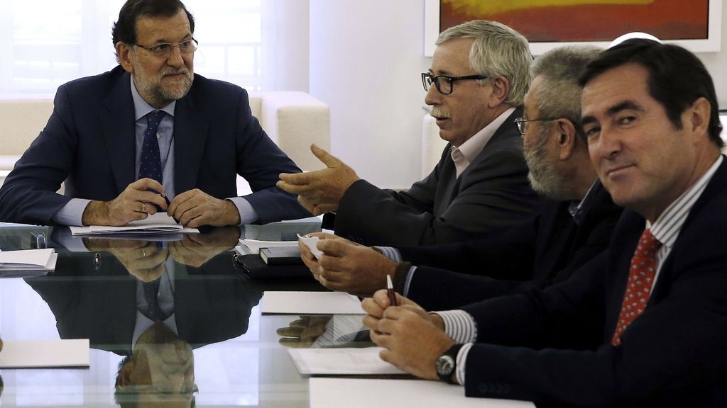 Rajoy firma con sindicatos y empresarios la nueva ayuda a parados de 426 euros