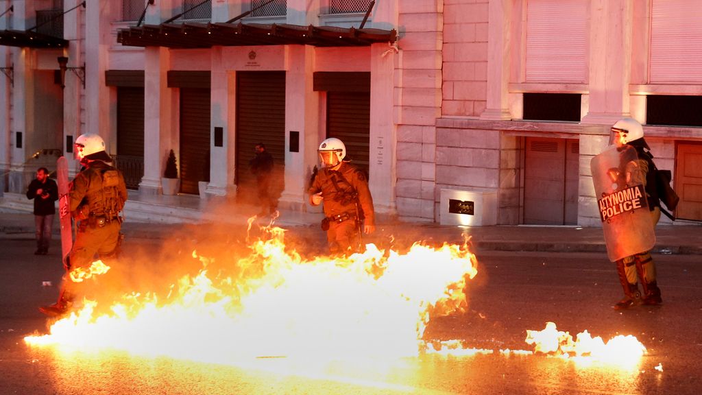 Más ajustes en Grecia y vuelven las protestas
