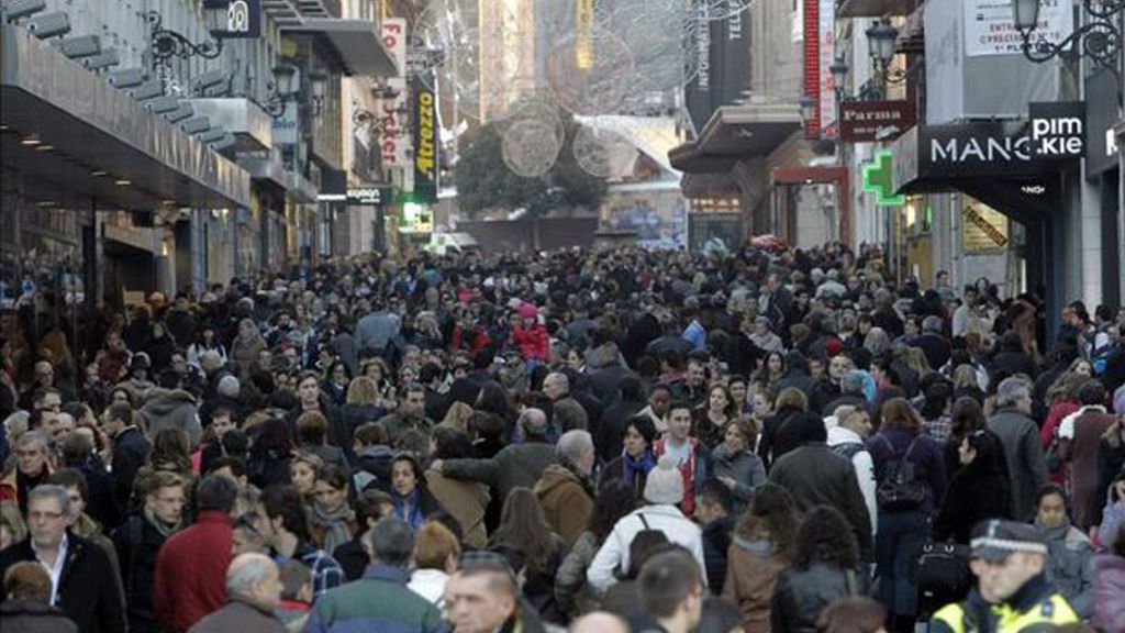 Ciudadanos paseando por una concurrida calle peatonal de Madrid Ciudadanos paseando por una concurrida calle peatonal de Madrid