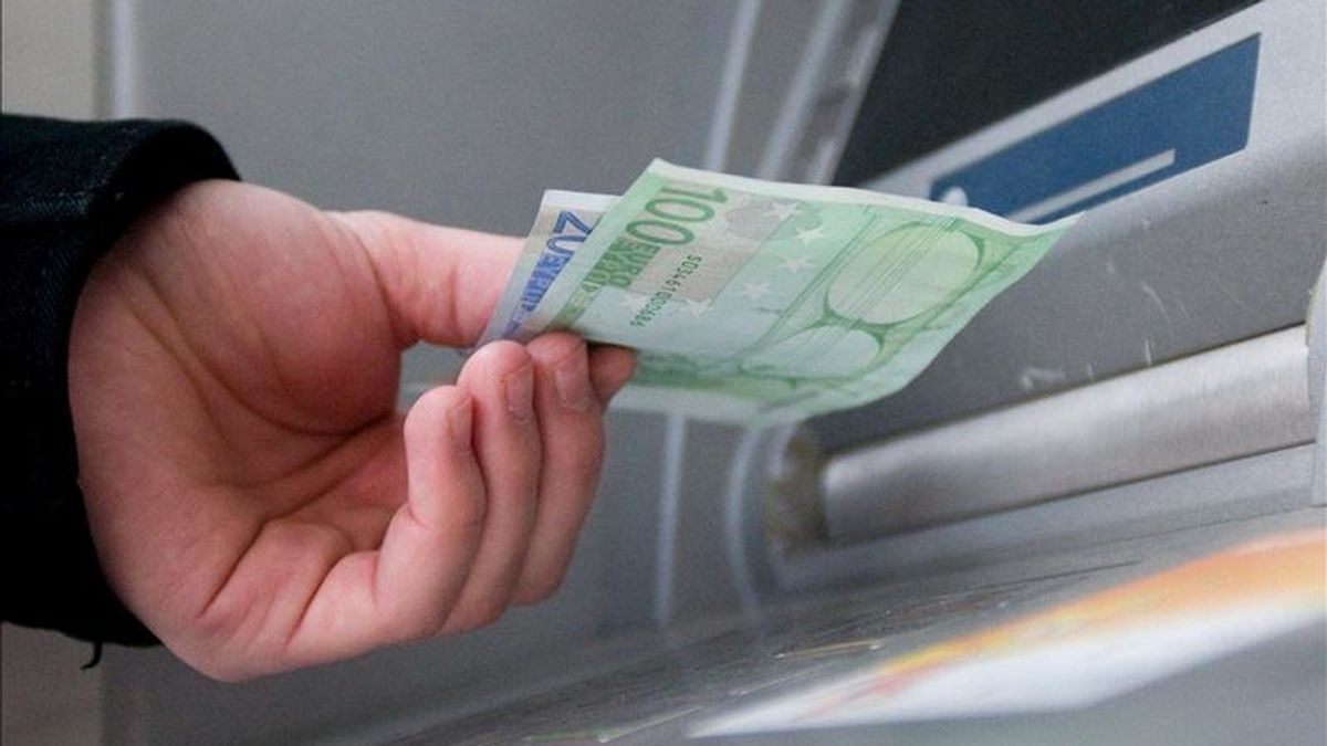 Un hombre saca euros de un cajero automático. EFE/Archivo