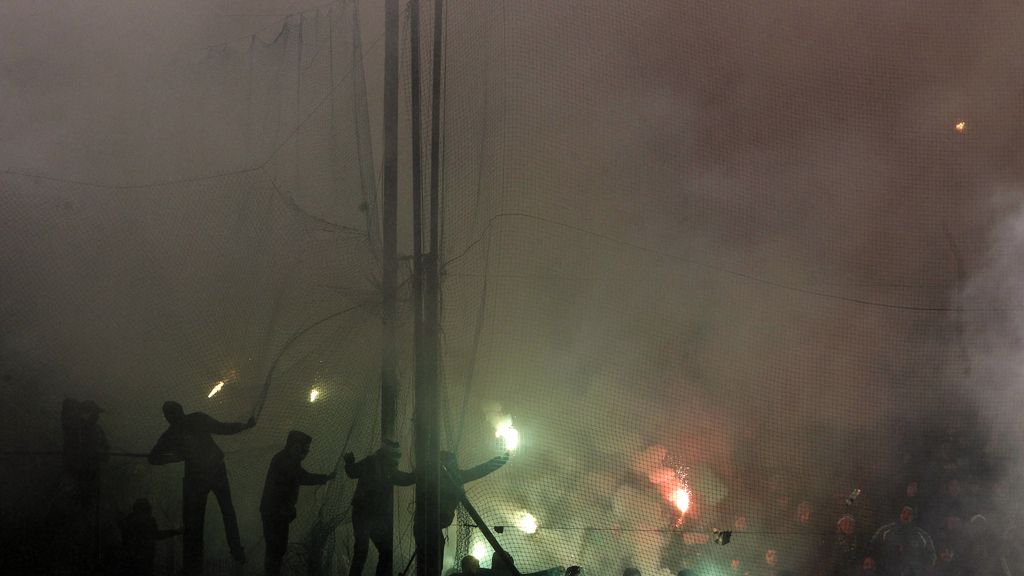 El derby de Atenas se suspende por altercados y violencia entre los aficionados