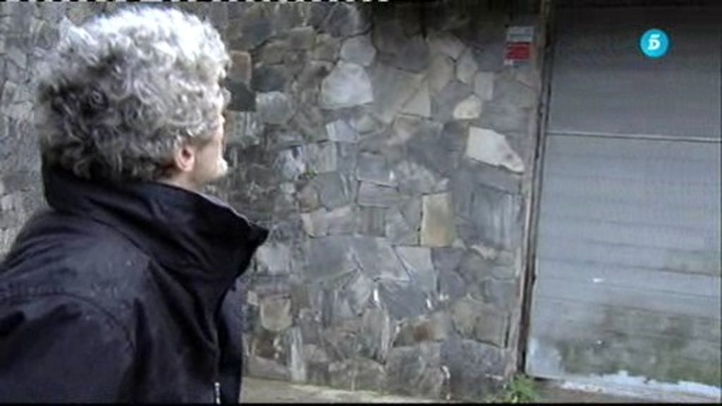 Joan Garriga no puede contener la emoción al pasear delante de su casa expropiada