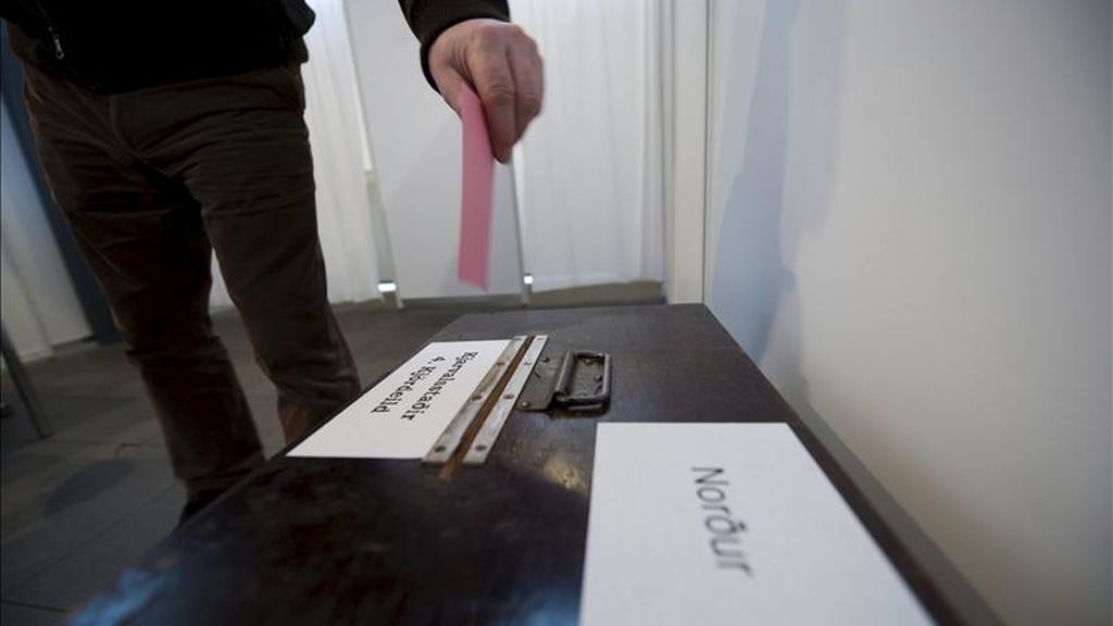 Un ciudadano islandés deposita su papeleta en una urna en el centro de votaciones de Reykjavik (Islandia), el 6 de marzo de 2010. Los islandeses rechazaron ayer por segunda vez en referendum devolver a los inversores ingleses y holandeses una indemnización tras el colpaso del banco de Islandia. EFE/Archivo