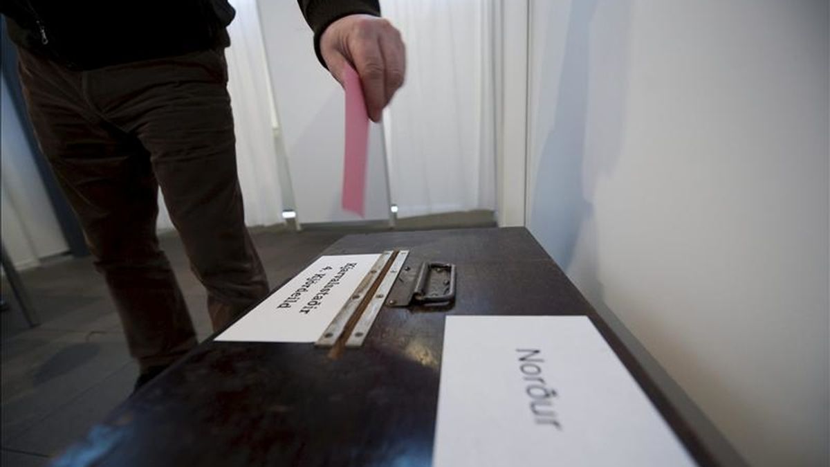 Un ciudadano islandés deposita su papeleta en una urna en el centro de votaciones de Reykjavik (Islandia), el 6 de marzo de 2010. Los islandeses rechazaron ayer por segunda vez en referendum devolver a los inversores ingleses y holandeses una indemnización tras el colpaso del banco de Islandia. EFE/Archivo