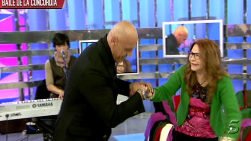 Sus compañeros le dan la bienvenida con dos regalos muy originales