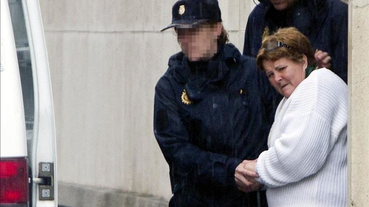 Agentes de la Policia Nacional, trasladan a Isabel García, la esposa de Santiago del Valle, acusado de la muerte de la pequeña Mari Luz, a su salida del juzgado de Huelva. EFE/Archivo