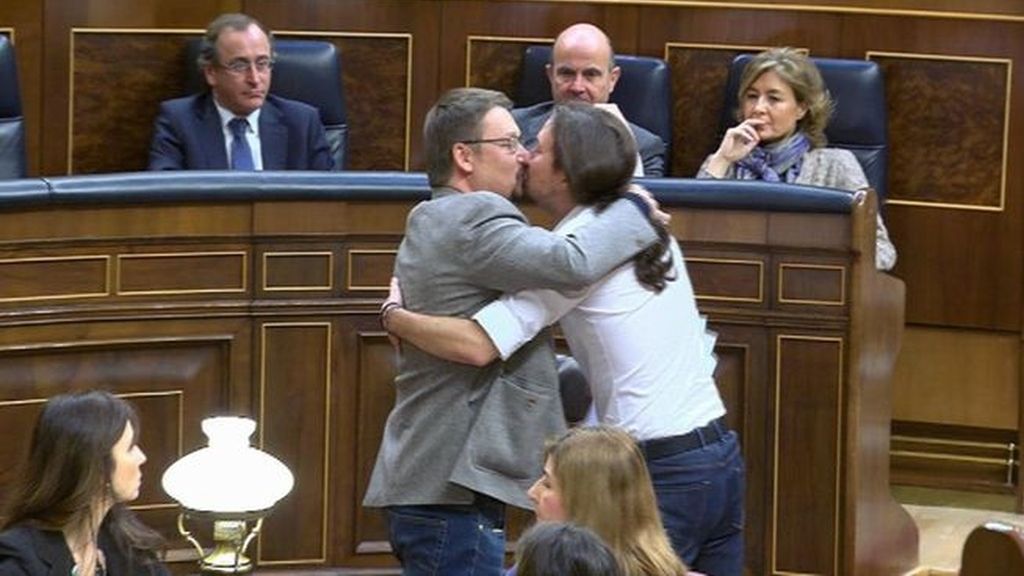 El efusivo beso de Iglesias y Domènech se convierte en la imagen de la jornada