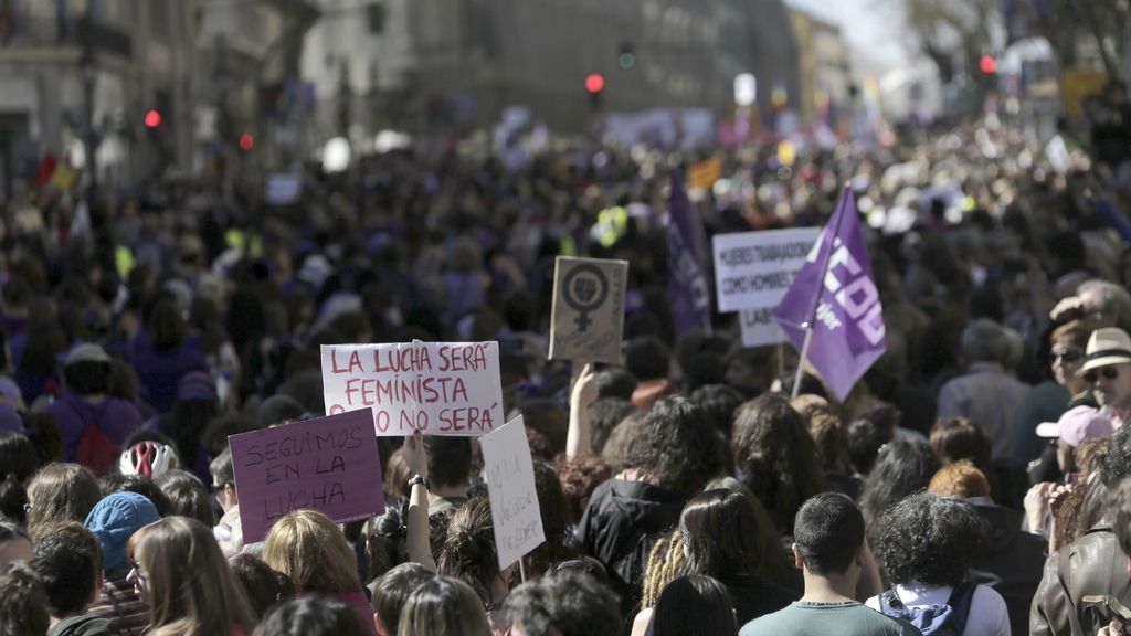 Decenas de miles de personas celebran en Madrid el Día Internacional de la Mujer