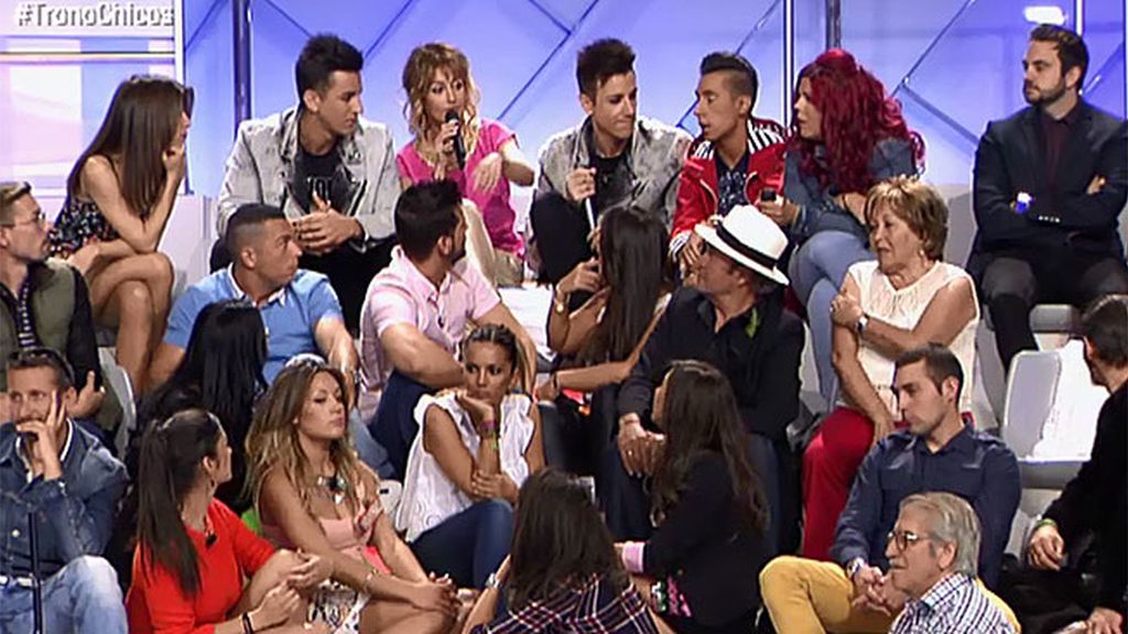 Emma García hace terapia para ayudar a Jesús Reyes en las escaleras