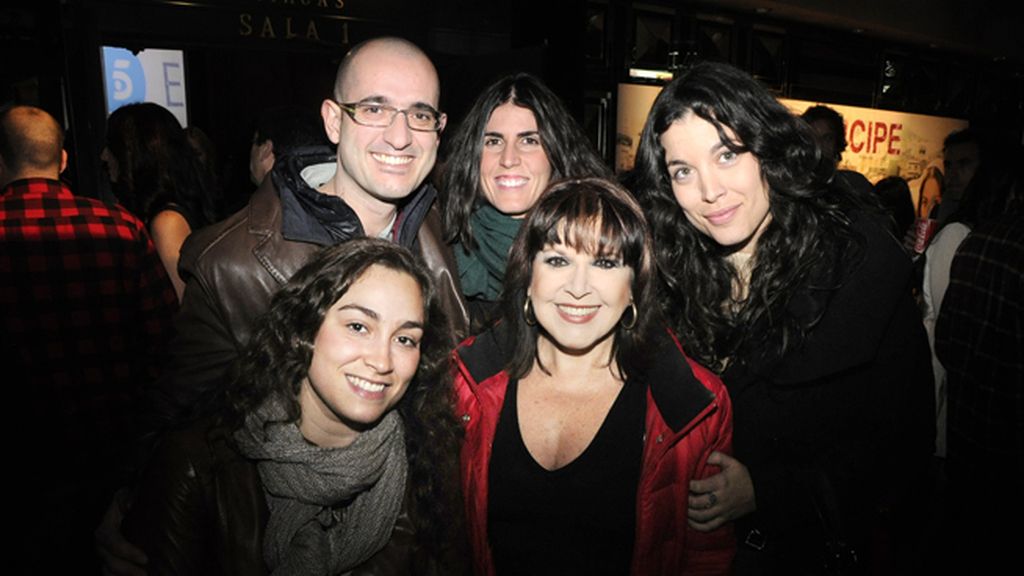 Loles León y su compañía de "Cocinando con Loles"