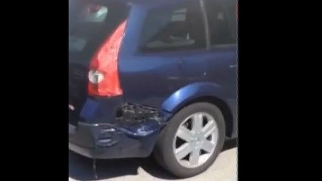 Un coche se derrite por la ola de calor en Italia