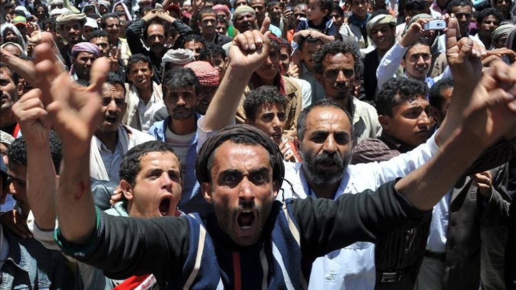 Centenares de personas gritan consignas contra el gobierno de Al Abdalá Saleh, en una calle de Saná (Yemen). EFE
