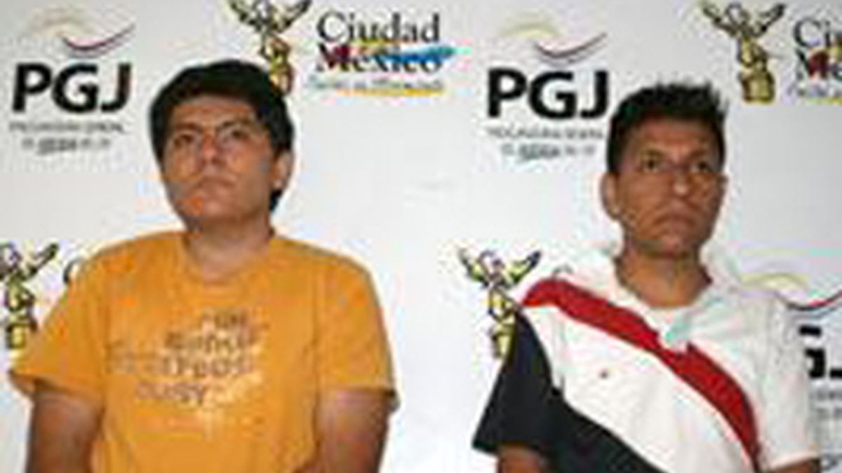 Dos de los violadores, mayores de edad, detenido con cargos por presuntos delitos de violación multitudinaria y pornografía.  Foto de la Procuraduría General de Justicia del Distrito Federal mexicano.
