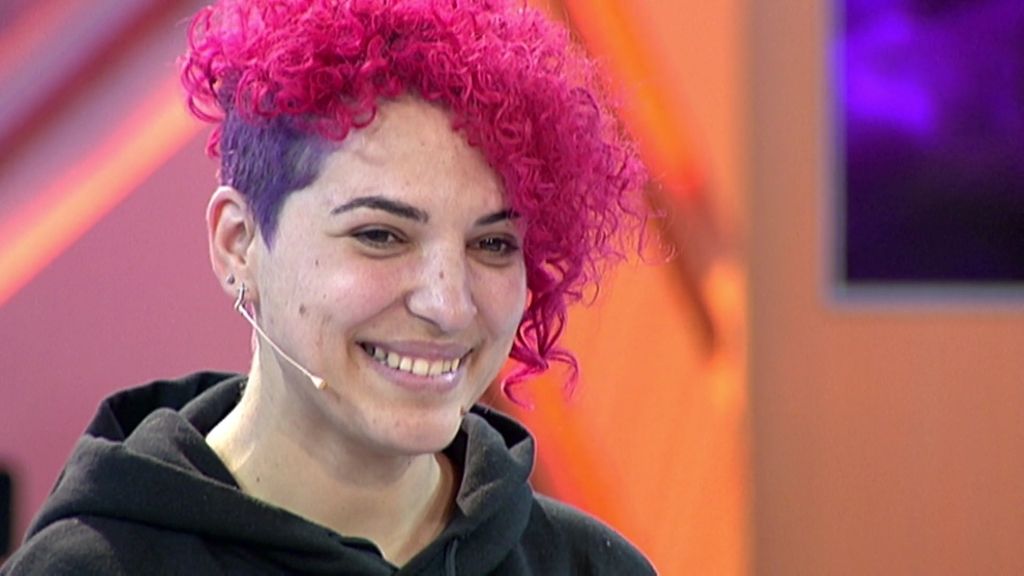 Neus quiere parecerse a su ídolo Pink, pero con un punto 'perroflauta'