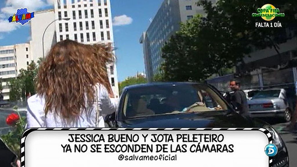 La pareja guarda silencio, pero pasean sonrientes y de la mano