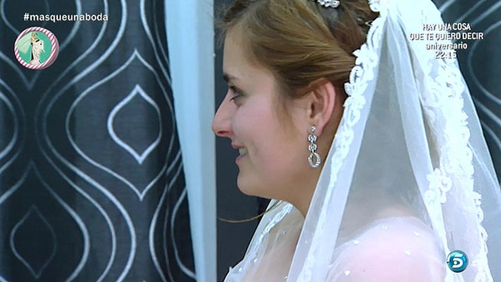 Antonio y María, junto a su wedding planner, buscan traje para su gran día