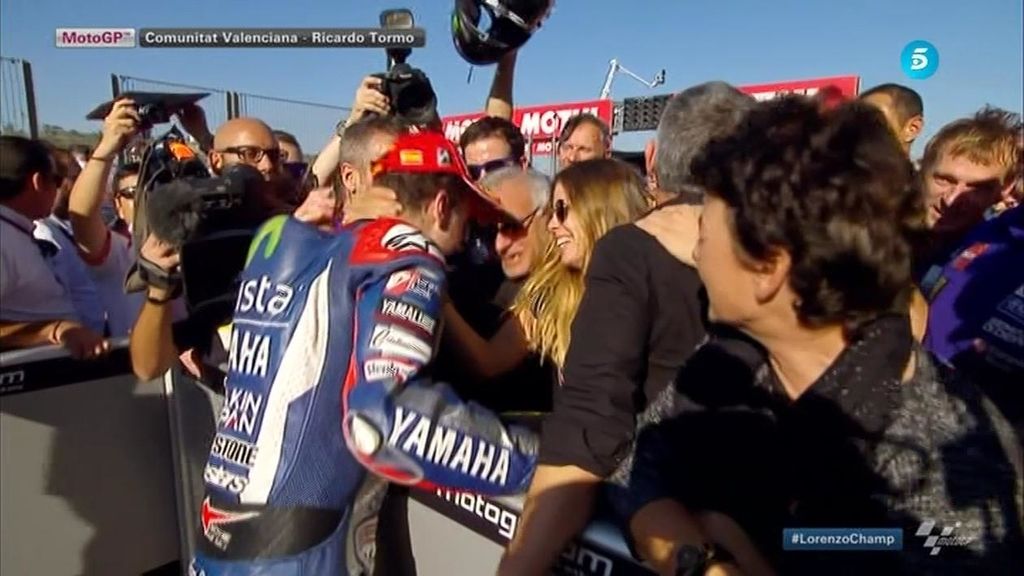 Las lágrimas de Jorge Lorenzo con su 'familia' al ser de nuevo el rey de MotoGP