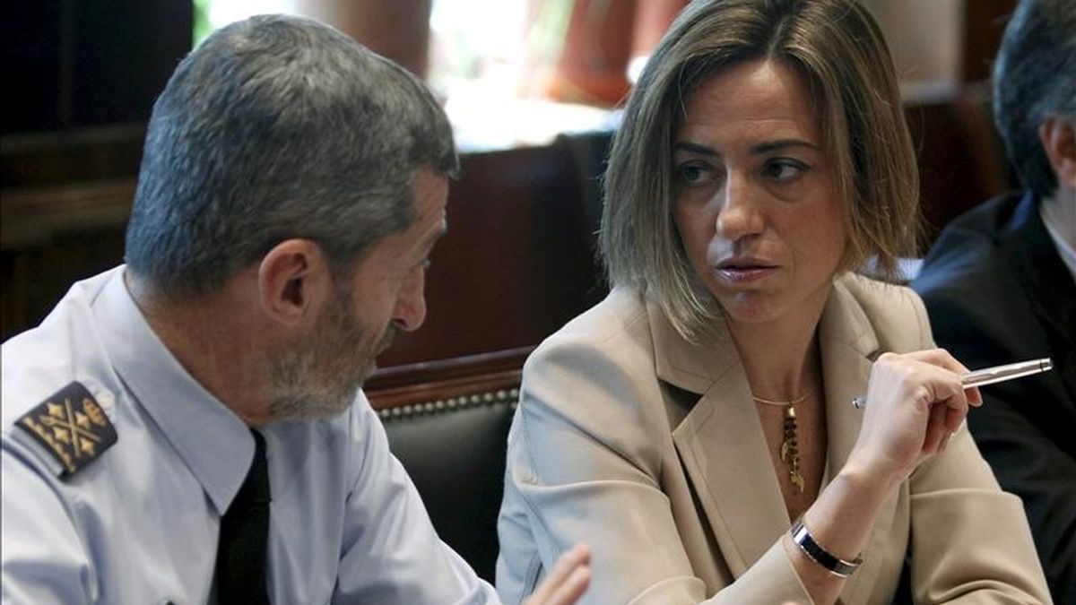 La ministra de Defensa, Carme Chacón, charla con el jefe de Estado Mayor de la Defensa (JEMAD), general José Julio Rodríguez, durante la reunión de seguimiento sobre la operación internacional en Libia mantenida hoy en la sede del Ministerio. EFE