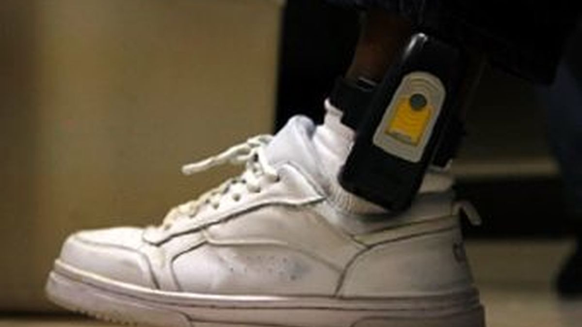 Los dos empleados de colocarles el dispositivo de control electrónico al detenido fueron despedidos al no darse cuenta que su pierna era un prótesis.
