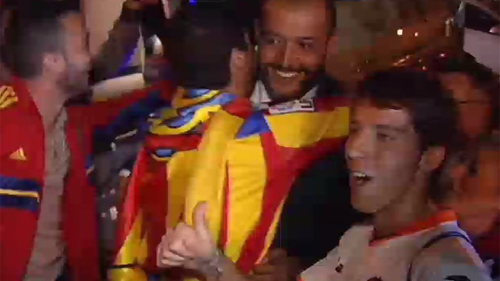 Los jugadores del Valencia, recibidos como héroes por su afición