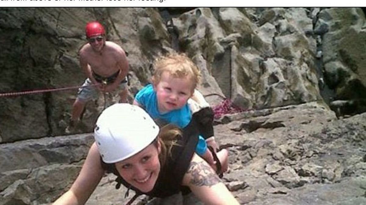Practica escalada con su hija de dos años en la espalda