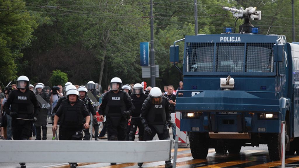 Peleas, destrozos, insultos racistas y detenciones