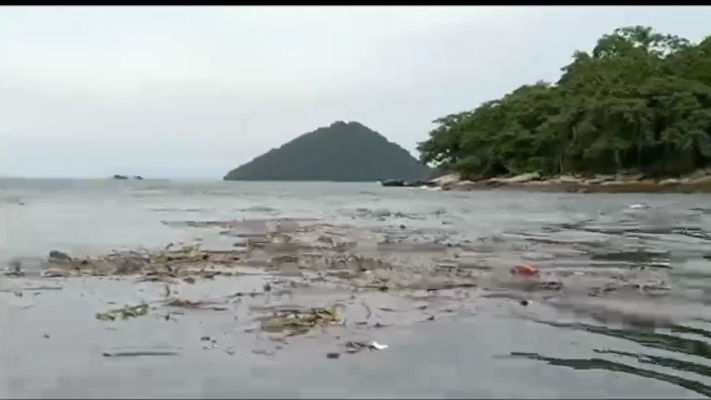 Las manchas de contaminación, visibles junto a las costas de Río de Janeiro