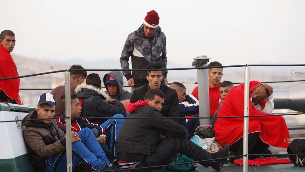 Buscan tres pateras con casi un centenar de inmigrantes en el mar de Alborán