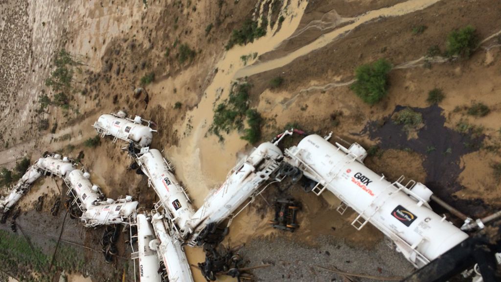 Un tren cargado con ácido sulfúrico descarrila en Australia